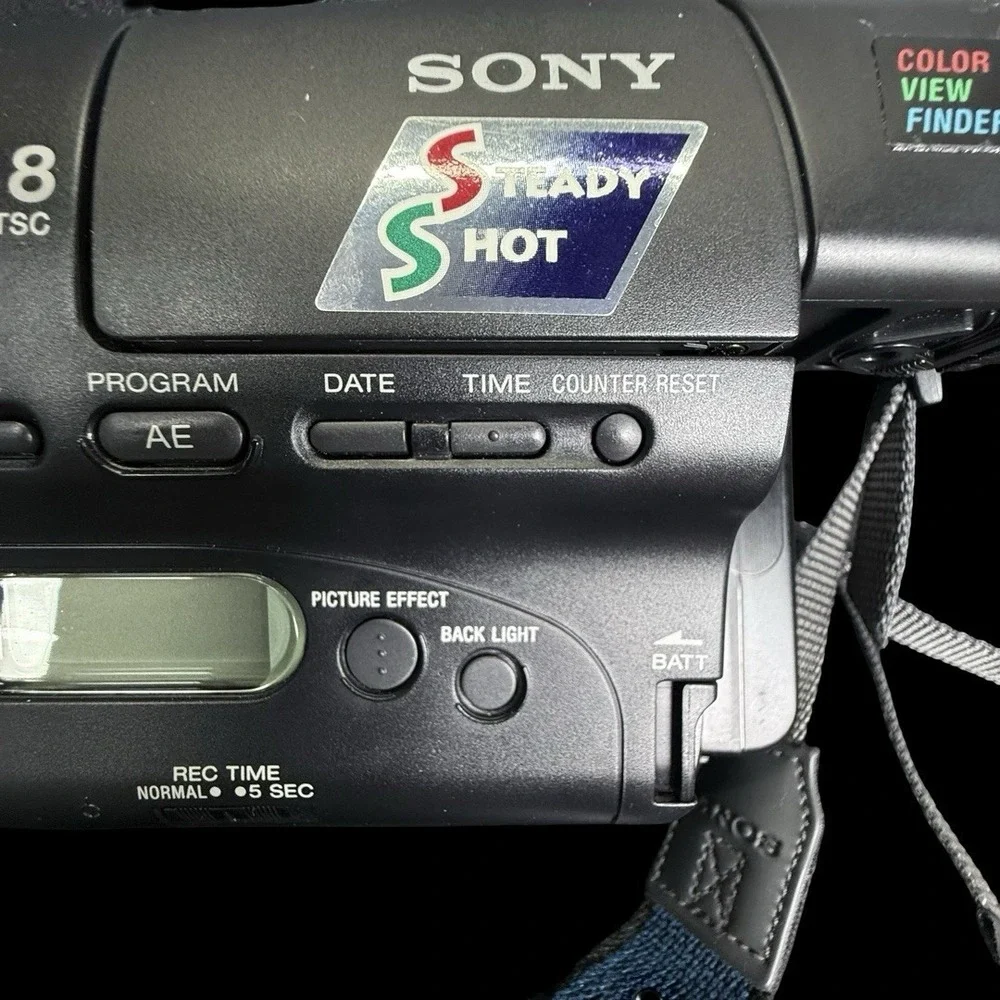 Sony‎ Handycam Video 8 CCD-TR93 NTSC w/ 2 Batteries Cassette No Charger Tested